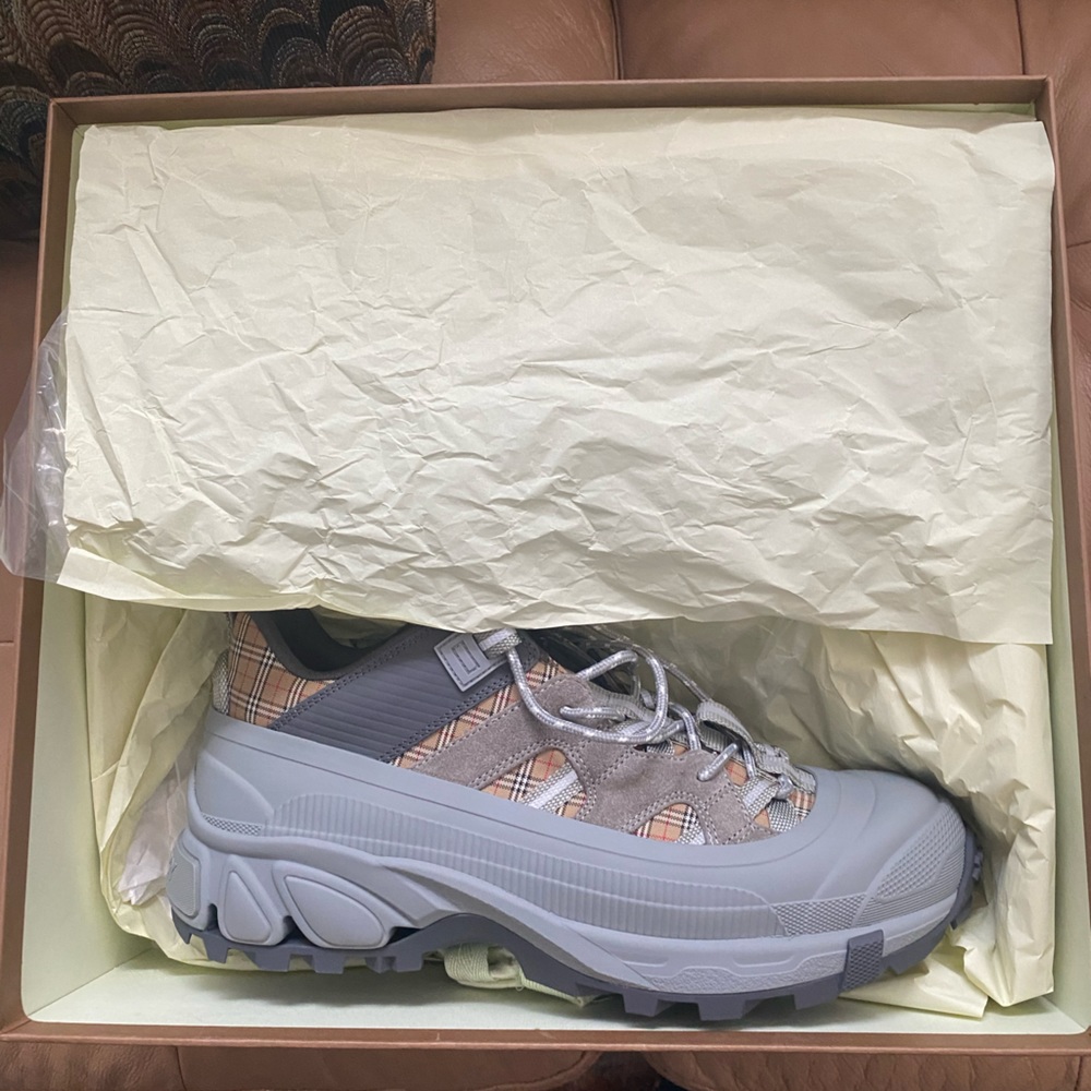 Brand new Burberry Author Story Grey shoes size 8 - Picture 4 of 6